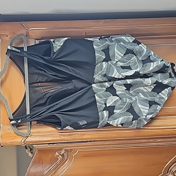 Time and Tru one peice bathing suit black and white. 2X 20W-22W.‎ - Picture 4 of 9